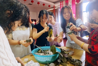 寿星公寓 | 粽香墨韵传情谊，银龄安康共端午