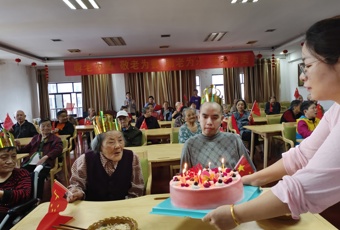 寿星公寓 | 国泰民安月圆夜，嘉园情深寿星暖！
