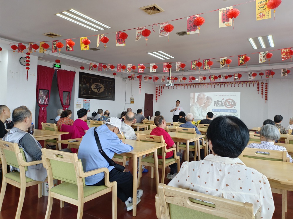 寿星公寓 | 普法护平安，巧手伴时光