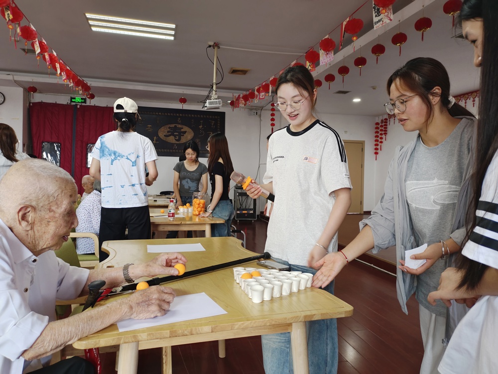 寿星公寓 | 嘉乐园秒变欢乐园！大学生携趣味闯关暖心赴约