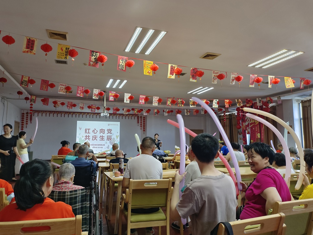 寿星公寓 | 以红歌寄心意，伴长者共度温馨生辰